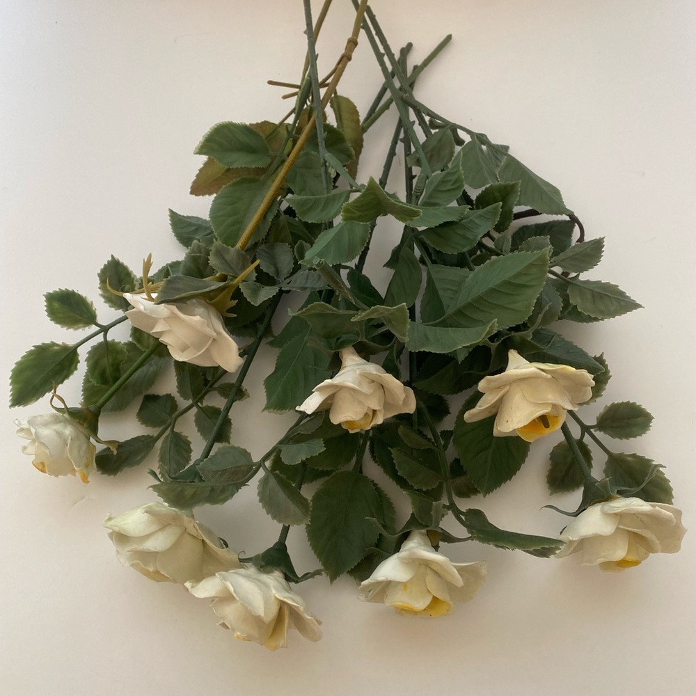 Vintage porcelain white roses / faux flowers - Picture 10 of 15